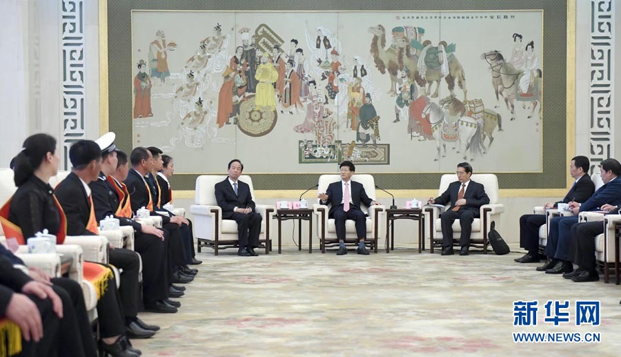 4月24日，第十三屆全國見義勇為英雄模范表彰大會在北京人民大會堂召開。會前，中共中央政治局委員、中央政法委書記孟建柱與見義勇為英雄模范及家屬代表座談。國務委員、公安部部長郭聲琨出席座談會并在表彰大會上講話。新華社記者 張鐸 攝