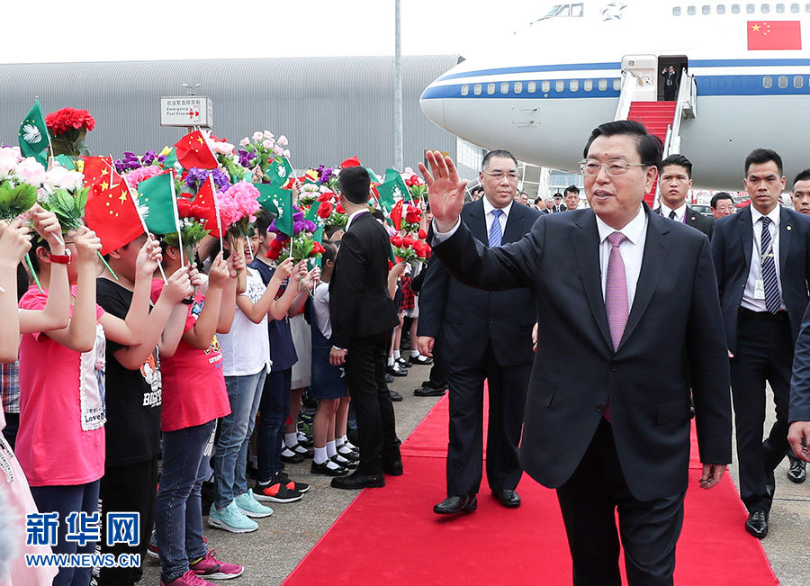 5月8日至10日，中共中央政治局常委、全國人大常委會委員長張德江視察澳門特別行政區(qū)。這是5月8日，張德江抵達澳門國際機場。 新華社記者龐興雷 攝 