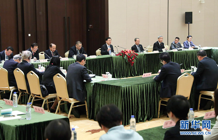 5月8日至10日，中共中央政治局常委、全國人大常委會委員長張德江視察澳門特別行政區(qū)。這是5月10日，張德江與教育工作者和學生代表座談。新華社記者 龐興雷 攝