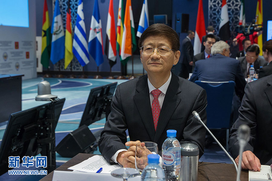 5月24日，在俄羅斯扎維多沃，中共中央政治局委員、中央政法委書記孟建柱出席國(guó)際安全事務(wù)高級(jí)代表會(huì)議。 5月24日，中共中央政治局委員、中央政法委書記孟建柱在俄羅斯出席國(guó)際安全事務(wù)高級(jí)代表會(huì)議，就加強(qiáng)國(guó)際執(zhí)法安全合作、防范打擊恐怖主義作主旨發(fā)言。來自95個(gè)國(guó)家和國(guó)際組織的代表參加會(huì)議。新華社記者白雪騏攝