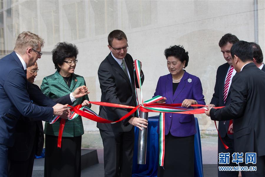 6月18日,在匈牙利布達佩斯,中國國務院副總理劉延東在考察匈牙利塞梅爾維斯醫科大學時為健康學院新教學樓奠基。中國國務院副總理劉延東18日在布達佩斯考察匈牙利塞梅爾維斯醫科大學并出席中匈中醫藥教育合作系列活動。 新華社發(弗爾季·奧蒂洛攝) 6月18日,在匈牙利布達佩斯,中國國務院副總理劉延東在考察匈牙利塞梅爾維斯醫科大學時為健康學院新教學樓奠基。中國國務院副總理劉延東18日在布達佩斯考察匈牙利塞梅爾維斯醫科大學并出席中匈中醫藥教育合作系列活動。 新華社發(弗爾季·奧蒂洛攝)