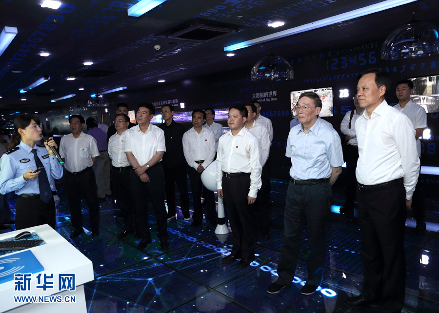 6月20日至22日，中共中央政治局常委、中央紀委書記王岐山在貴州省檢查紀檢監(jiān)察工作。這是6月21日，王岐山在調(diào)研期間考察貴陽大數(shù)據(jù)應用展示中心。新華社記者 王曄 攝