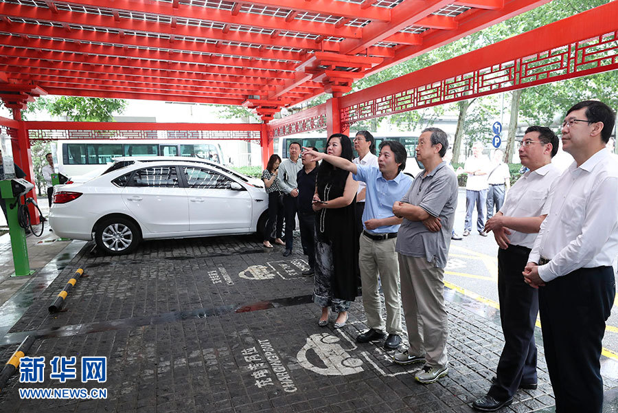 近日，中共中央政治局委員、國務(wù)院副總理馬凱在北京調(diào)研新能源汽車產(chǎn)業(yè)發(fā)展。這是7月4日，馬凱在北京深入新能源汽車充換電設(shè)施、充電服務(wù)平臺、分時(shí)租賃等單位調(diào)研。新華社記者 龐興雷 攝