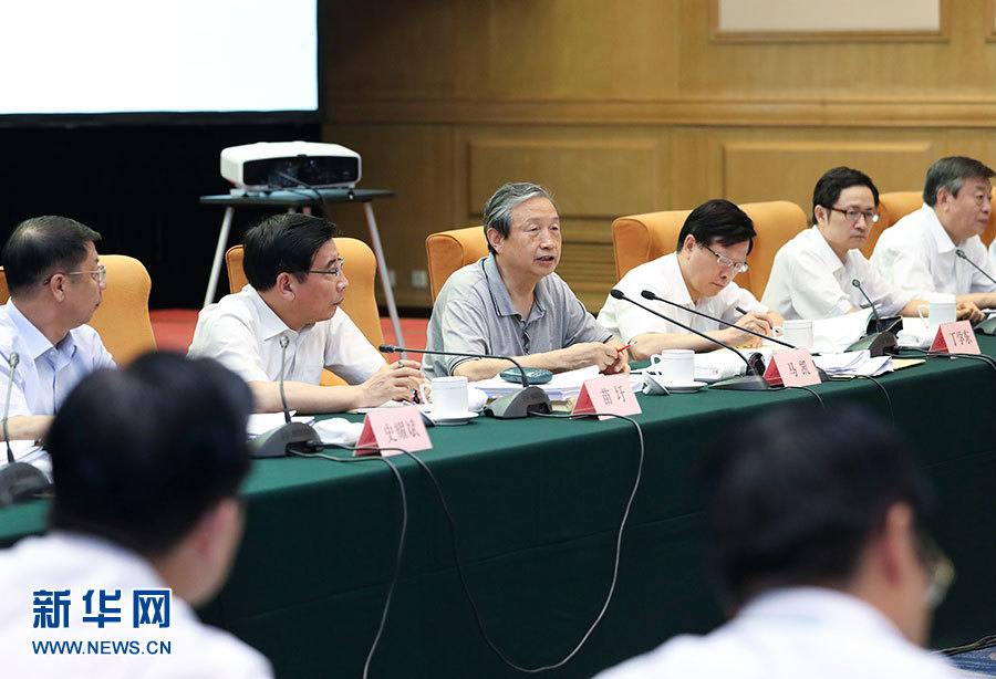 近日，中共中央政治局委員、國務(wù)院副總理馬凱在北京調(diào)研新能源汽車產(chǎn)業(yè)發(fā)展。這是7月4日，馬凱在北京深入新能源汽車充換電設(shè)施、充電服務(wù)平臺、分時(shí)租賃等單位調(diào)研，并主持召開推廣應(yīng)用座談會。新華社記者 龐興雷 攝