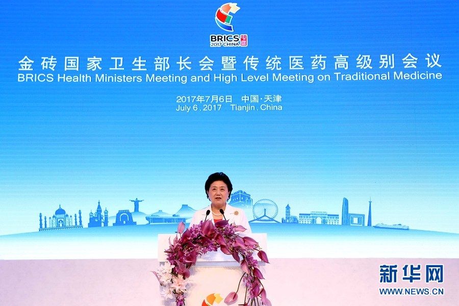 7月6日,金磚國家衛(wèi)生部長會暨傳統(tǒng)醫(yī)藥高級別會議在天津開幕。國家主席習(xí)近平發(fā)來賀信,對會議召開表示祝賀。國務(wù)院副總理劉延?xùn)|在開幕式上宣讀習(xí)近平的賀信并發(fā)表主旨演講。新華社記者 張玉薇 攝 7月6日,金磚國家衛(wèi)生部長會暨傳統(tǒng)醫(yī)藥高級別會議在天津開幕。國家主席習(xí)近平發(fā)來賀信,對會議召開表示祝賀。國務(wù)院副總理劉延?xùn)|在開幕式上宣讀習(xí)近平的賀信并發(fā)表主旨演講。新華社記者 張玉薇 攝