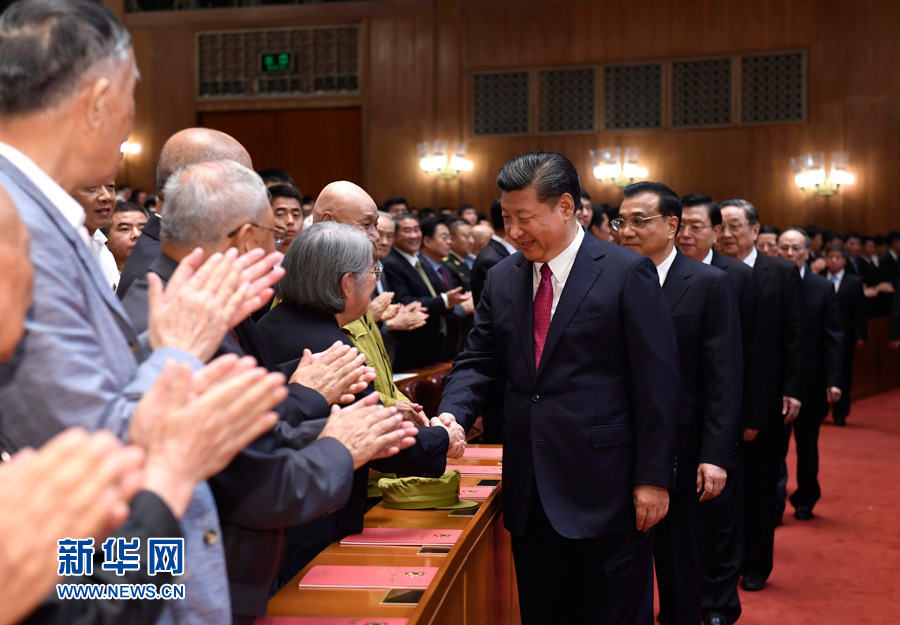 7月28日，慶祝中國(guó)人民解放軍建軍90周年文藝晚會(huì)《在黨的旗幟下》在北京人民大會(huì)堂舉行。中共中央總書記、國(guó)家主席、中央軍委主席習(xí)近平和李克強(qiáng)、張德江、俞正聲、劉云山、王岐山、張高麗等黨和國(guó)家領(lǐng)導(dǎo)人，與首都3000多名各界群眾一起觀看演出。演出開(kāi)始前，習(xí)近平等與老戰(zhàn)士、老同志代表和&ldquo;八一勛章&rdquo;獲得者親切握手。新華社記者 李學(xué)仁 攝