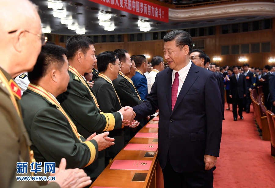 7月28日，慶祝中國(guó)人民解放軍建軍90周年文藝晚會(huì)《在黨的旗幟下》在北京人民大會(huì)堂舉行。中共中央總書記、國(guó)家主席、中央軍委主席習(xí)近平和李克強(qiáng)、張德江、俞正聲、劉云山、王岐山、張高麗等黨和國(guó)家領(lǐng)導(dǎo)人，與首都3000多名各界群眾一起觀看演出。演出開(kāi)始前，習(xí)近平等與老戰(zhàn)士、老同志代表和&ldquo;八一勛章&rdquo;獲得者親切握手。新華社記者 李學(xué)仁 攝
