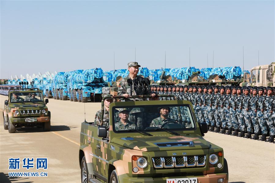 7月30日上午，慶祝中國(guó)人民解放軍建軍90周年閱兵在朱日和聯(lián)合訓(xùn)練基地隆重舉行。中共中央總書(shū)記、國(guó)家主席、中央軍委主席習(xí)近平檢閱部隊(duì)并發(fā)表重要講話。這是習(xí)近平乘車(chē)檢閱部隊(duì)。新華社記者 李剛 攝