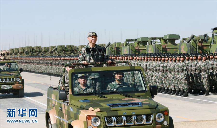 7月30日上午，慶祝中國(guó)人民解放軍建軍90周年閱兵在朱日和聯(lián)合訓(xùn)練基地隆重舉行。中共中央總書(shū)記、國(guó)家主席、中央軍委主席習(xí)近平檢閱部隊(duì)并發(fā)表重要講話。這是習(xí)近平乘車(chē)檢閱部隊(duì)。新華社記者 李剛 攝