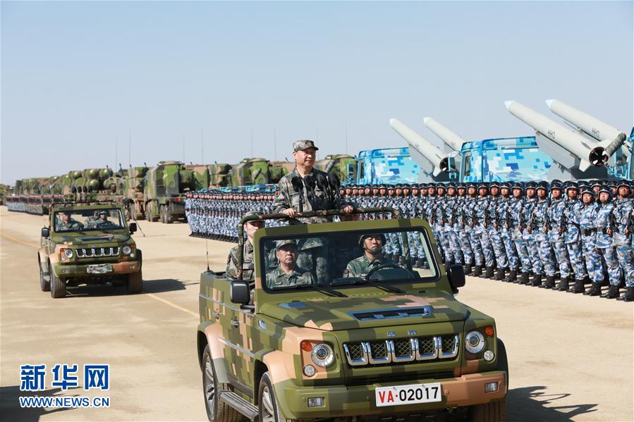 7月30日上午，慶祝中國(guó)人民解放軍建軍90周年閱兵在朱日和聯(lián)合訓(xùn)練基地隆重舉行。中共中央總書(shū)記、國(guó)家主席、中央軍委主席習(xí)近平檢閱部隊(duì)并發(fā)表重要講話。這是習(xí)近平乘車(chē)檢閱部隊(duì)。新華社記者 李剛 攝