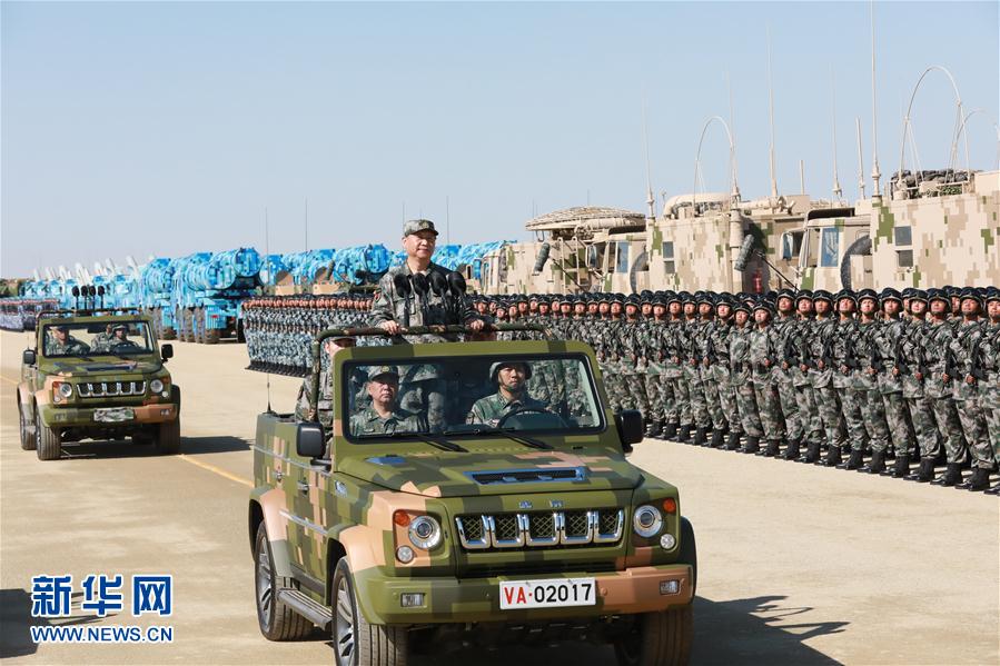 7月30日上午，慶祝中國(guó)人民解放軍建軍90周年閱兵在朱日和聯(lián)合訓(xùn)練基地隆重舉行。中共中央總書(shū)記、國(guó)家主席、中央軍委主席習(xí)近平檢閱部隊(duì)并發(fā)表重要講話。這是習(xí)近平乘車(chē)檢閱部隊(duì)。新華社記者 李剛 攝