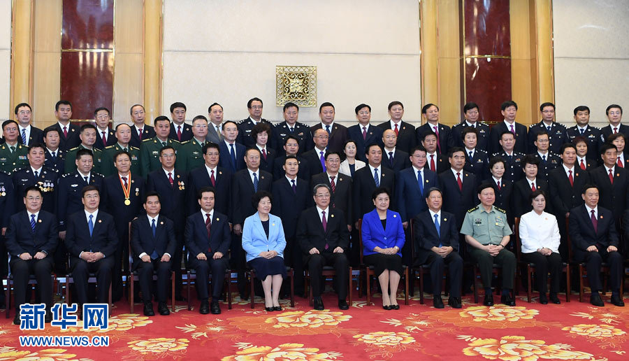 8月7日，中共中央政治局常委、全國政協(xié)主席、中央代表團團長俞正聲率代表團部分成員分別赴內蒙古軍區(qū)、武警內蒙古總隊、武警內蒙古森林總隊慰問，并會見自治區(qū)政法干警代表。這是俞正聲會見自治區(qū)政法干警代表并合影。新華社記者 張領 攝