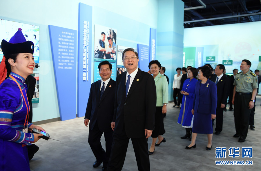 8月7日，中共中央政治局常委、全國政協(xié)主席、中央代表團團長俞正聲率代表團全體成員來到內(nèi)蒙古展覽館，參觀《守望相助團結(jié)奮斗&mdash;&mdash;慶祝內(nèi)蒙古自治區(qū)成立70周年展覽》。 新華社記者 張領(lǐng) 攝