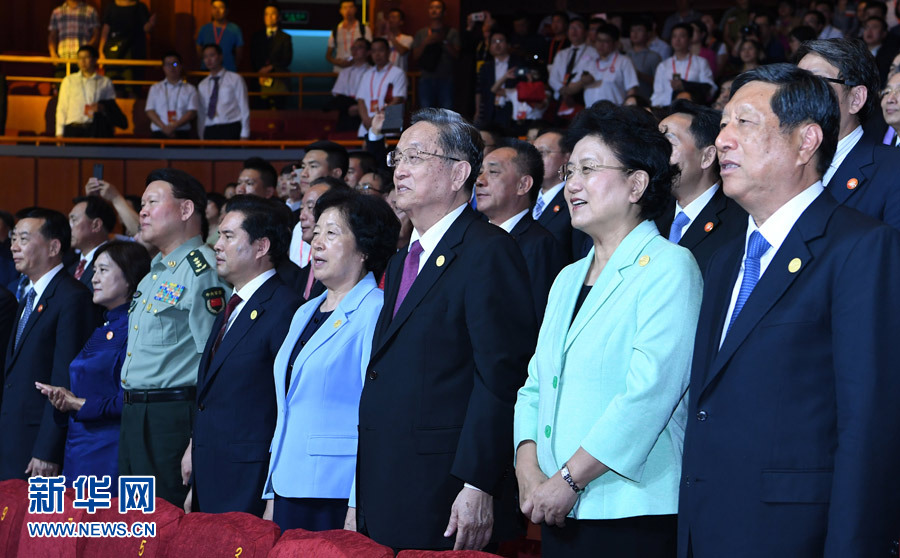8月7日，慶祝內(nèi)蒙古自治區(qū)成立70周年文藝晚會《贊歌》在內(nèi)蒙古烏蘭恰特大劇院舉行。中共中央政治局常委、全國政協(xié)主席、中央代表團團長俞正聲和各族各界干部群眾等共約1300人觀看演出。新華社記者 張領(lǐng) 攝