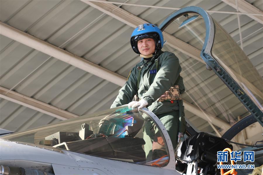 （建軍90周年&middot;英雄&middot;圖文互動(dòng)）（1）聽(tīng)，渤海灣有風(fēng)吹過(guò)來(lái)&mdash;&mdash;追記海軍某艦載航空兵部隊(duì)一級(jí)飛行員張超