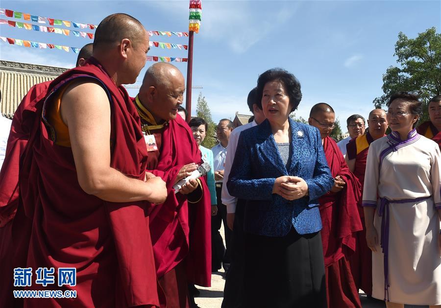 8月10日，中共中央政治局委員、中央統(tǒng)戰(zhàn)部部長(zhǎng)、中央代表團(tuán)副團(tuán)長(zhǎng)孫春蘭率中央代表團(tuán)三分團(tuán)繼續(xù)在內(nèi)蒙古自治區(qū)阿拉善盟看望慰問(wèn)，把以習(xí)近平同志為核心的黨中央的親切關(guān)懷和全國(guó)各族人民的美好祝福帶給阿拉善各族各界干部群眾。這是孫春蘭在佛教寺廟延福寺考察。新華社記者 任軍川 攝