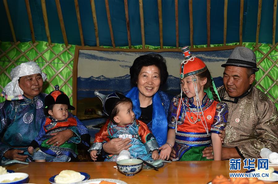 8月11日，帶著以習近平同志為核心的黨中央的親切關懷和全國各族人民的美好祝福，中共中央政治局委員、中央統戰部部長、中央代表團副團長孫春蘭率中央代表團三分團在錫林郭勒盟看望各族干部群眾，共同慶祝內蒙古自治區成立70周年。這是孫春蘭在錫林浩特市寶力根蘇木牧民巴&middot;巴特爾（右一）家中看望。新華社記者 任軍川 攝