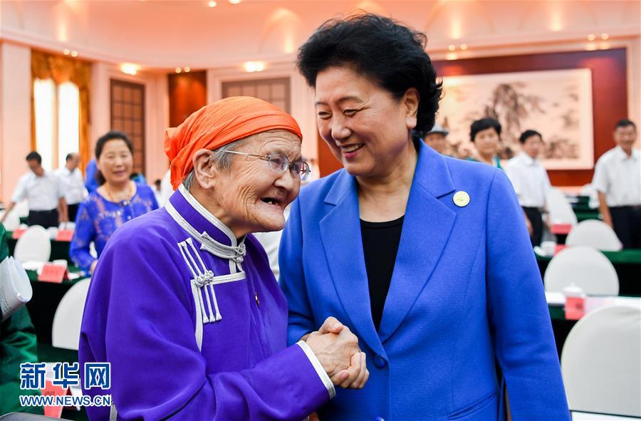 8月11日，中共中央政治局委員、國務院副總理、中央代表團副團長劉延東率中央代表團二分團，看望慰問烏蘭察布各族干部群眾，轉達以習近平同志為核心的黨中央的親切關懷和全國人民的美好祝愿。這是劉延東在出席烏蘭察布市慶祝內蒙古自治區成立70周年座談會后，與&ldquo;草原母親&rdquo;都貴瑪親切交談。新華社記者 連振 攝