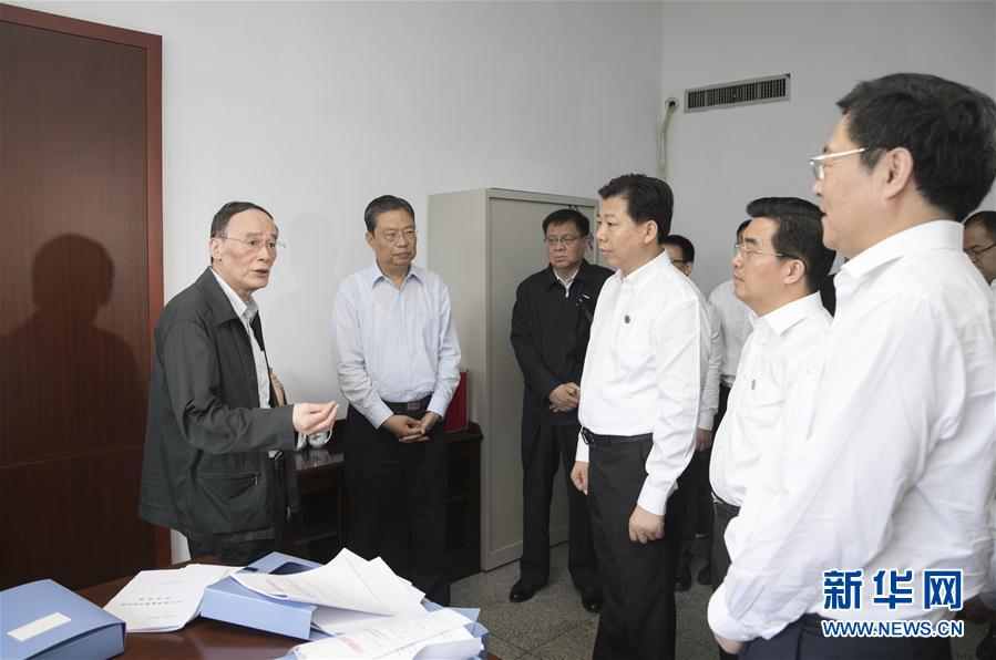 9月3日至5日，中共中央政治局常委、中央紀委書記、中央巡視工作領導小組組長王岐山在湖南省調研并主持召開巡察工作座談會。這是9月4日，王岐山來到株洲市委巡察辦看望巡察干部。新華社記者 王曄 攝
