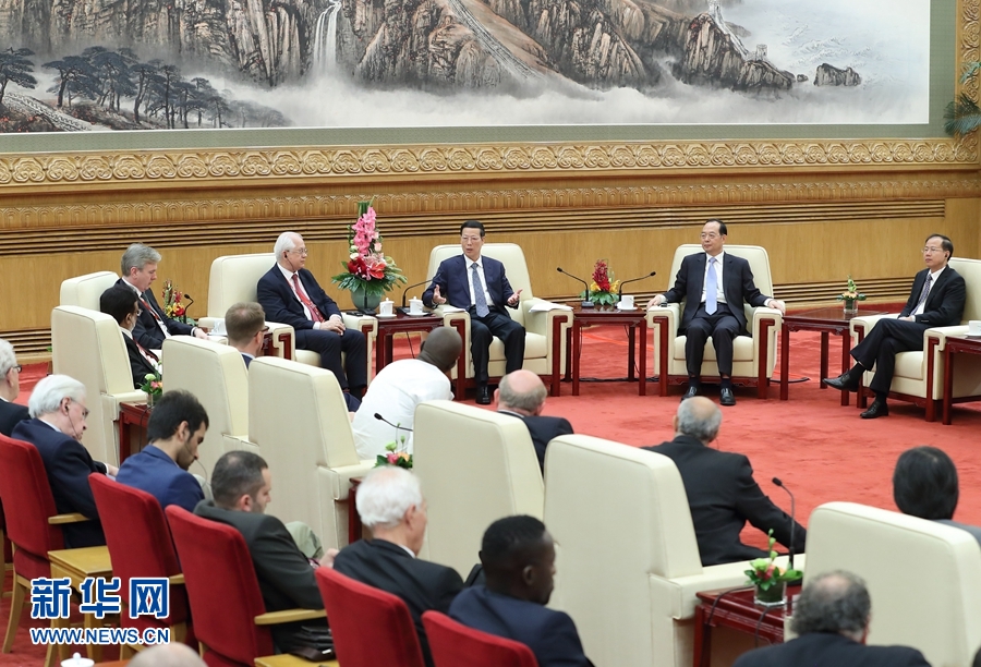 9月21日，中共中央政治局常委、國務院副總理張高麗在北京人民大會堂會見來華參加2017&ldquo;一帶一路&rdquo;媒體合作論壇的外方代表并回答大家關心的問題。新華社記者王曄攝 