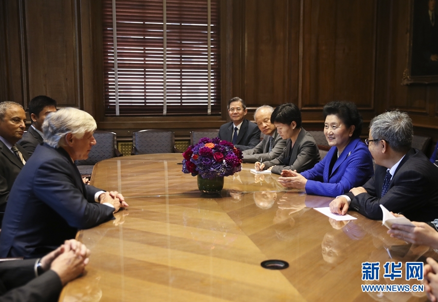 當(dāng)?shù)貢r(shí)間9月26日,國(guó)務(wù)院副總理劉延?xùn)|在紐約哥倫比亞大學(xué)出席中美大學(xué)校長(zhǎng)與智庫(kù)論壇并發(fā)表主旨演講。這是論壇開(kāi)始前,國(guó)務(wù)院副總理劉延?xùn)|(右二)會(huì)見(jiàn)哥倫比亞大學(xué)校長(zhǎng)博林格(左)。新華社記者 王迎 攝 當(dāng)?shù)貢r(shí)間9月26日,國(guó)務(wù)院副總理劉延?xùn)|在紐約哥倫比亞大學(xué)出席中美大學(xué)校長(zhǎng)與智庫(kù)論壇并發(fā)表主旨演講。這是論壇開(kāi)始前,國(guó)務(wù)院副總理劉延?xùn)|(右二)會(huì)見(jiàn)哥倫比亞大學(xué)校長(zhǎng)博林格(左)。新華社記者 王迎 攝