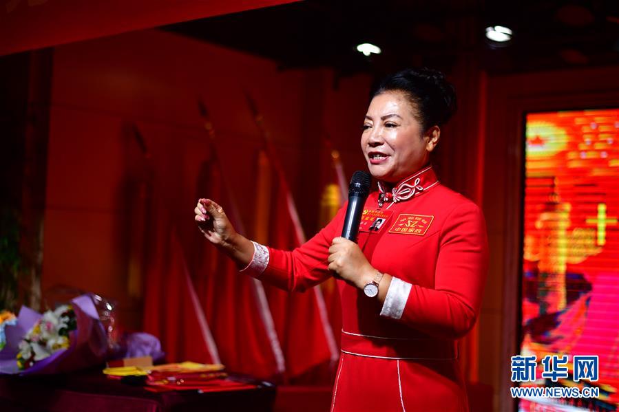 （十九大代表回基層&middot;圖文互動）&ldquo;網紅書記&rdquo;薛榮：以黨建促發展 &ldquo;線上&rdquo;&ldquo;線下&rdquo;一齊抓