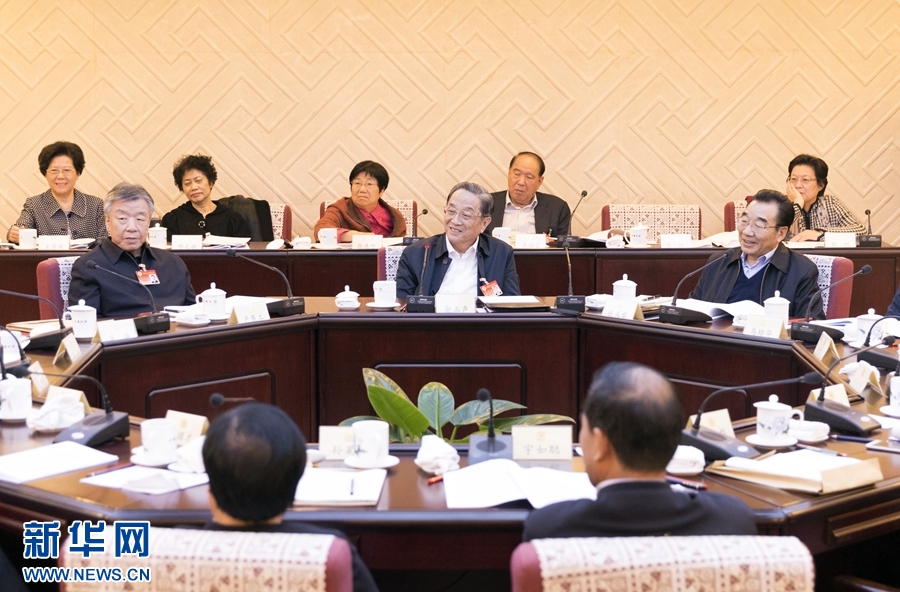 10月30日，政協第十二屆全國委員會常務委員會第二十三次會議舉行分組討論，與會人員圍繞深入學習貫徹中共十九大精神認真討論，積極建言獻策。全國政協主席俞正聲參加討論。新華社記者 丁海濤 攝