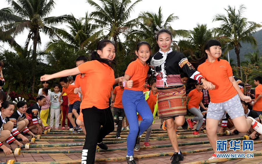 （社會）（1）海南貧困黎鄉&mdash;&mdash;小妹村：旅游扶貧將綠水青山打造成金山銀山(4)