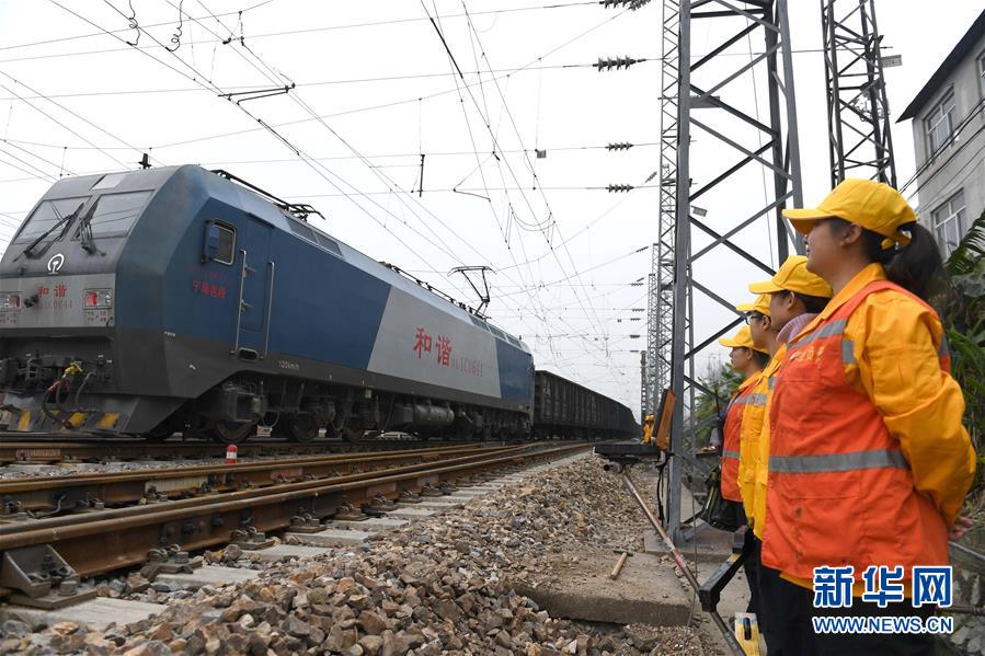 （走基層 聽(tīng)民聲）（6）鐵路線上的&ldquo;鏗鏘玫瑰&rdquo;