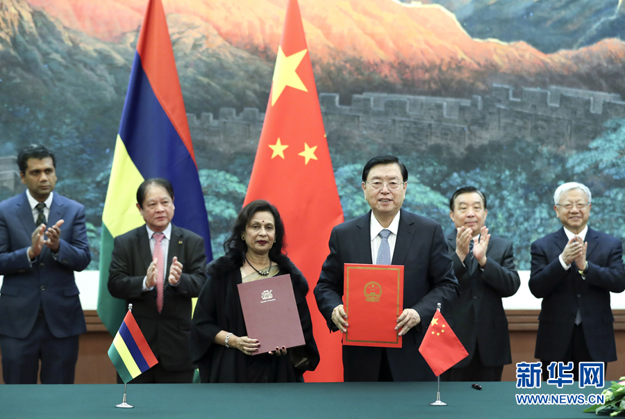 2月2日，全國人大常委會委員長張德江在北京人民大會堂與毛里求斯國民議會議長哈努曼吉舉行會談。這是雙方會談前共同出席中國全國人大與毛里求斯國民議會合作諒解備忘錄的簽字儀式。新華社記者 龐興雷 攝