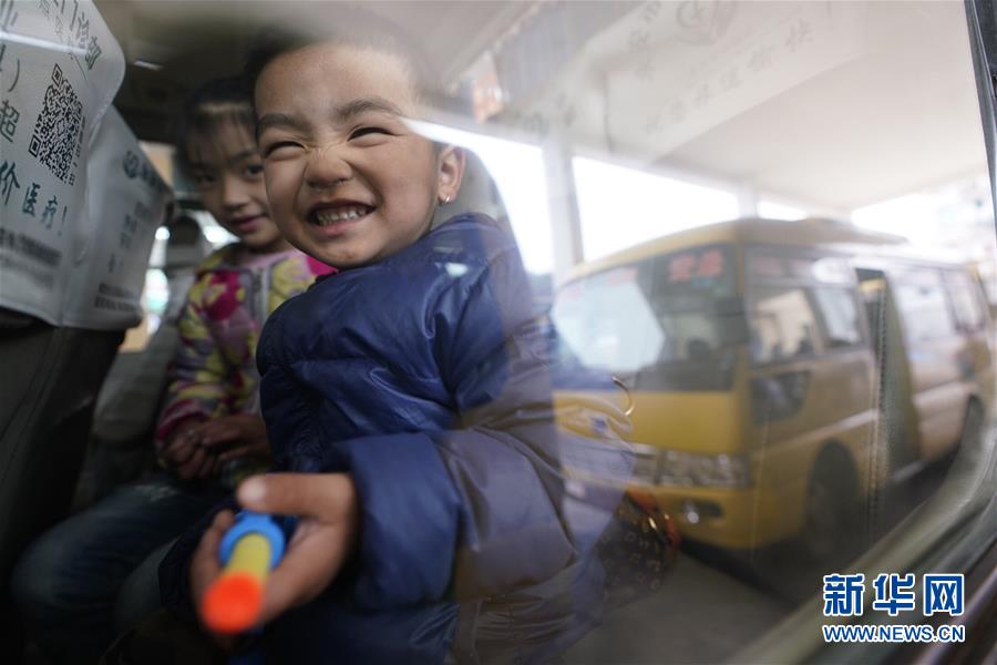 （圖文互動&middot;新華全媒頭條）（3）讓農民致富奔小康的道路越走越寬廣&mdash;&mdash;黨的十八大以來以習近平同志為核心的黨中央關心農村公路發展紀實