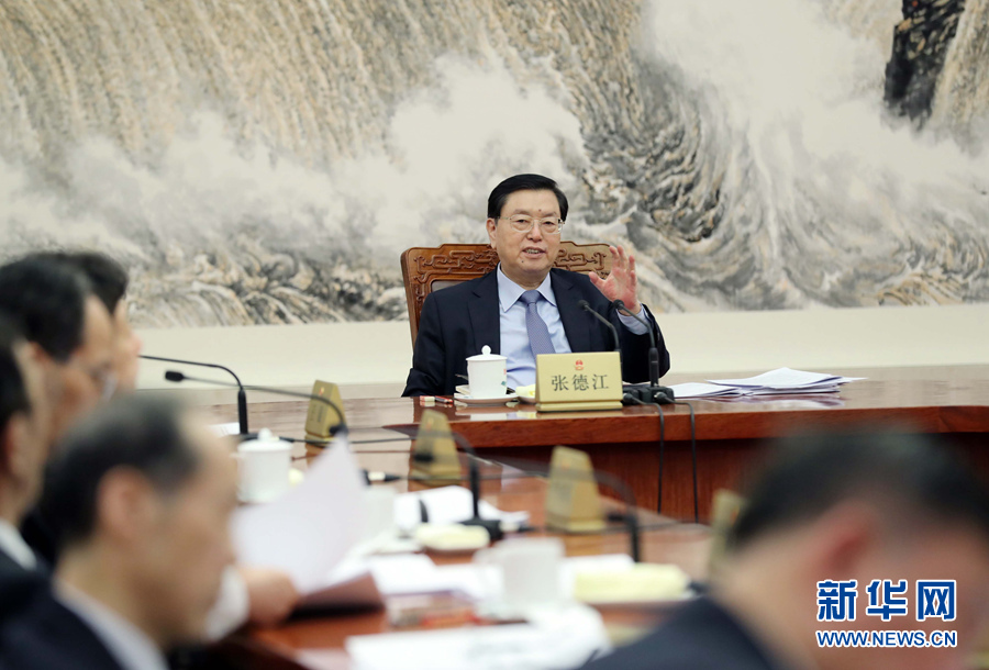 2月11日，十二屆全國人大常委會(huì)第一百一十一次委員長會(huì)議在北京人民大會(huì)堂舉行。會(huì)議決定，十二屆全國人大常委會(huì)第三十三次會(huì)議于2月23日至24日舉行。張德江委員長主持會(huì)議。新華社記者 劉衛(wèi)兵 攝