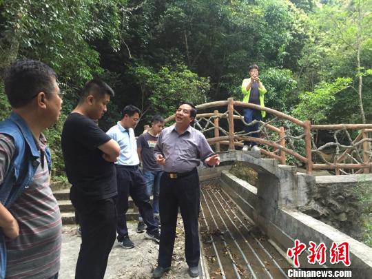 模范軍轉(zhuǎn)干部黃國(guó)強(qiáng)當(dāng)&ldquo;愚公&rdquo;把荒山變&ldquo;紅葉觀賞地&rdquo;