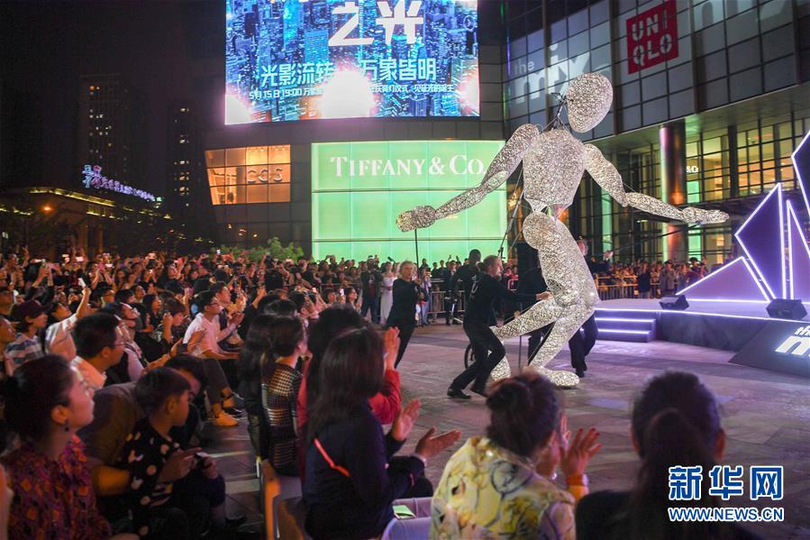 （文化）（1）&ldquo;巨型發光人偶&rdquo;亮相沈陽