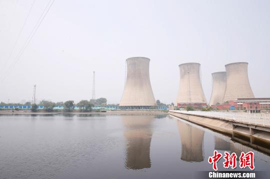 按照規(guī)劃，位于首鋼園區(qū)內(nèi)的滑雪大跳臺建成后將成為世界首例永久保留和使用的單板大跳臺場地。圖為單板大跳臺選址所在地。　韓海丹 攝