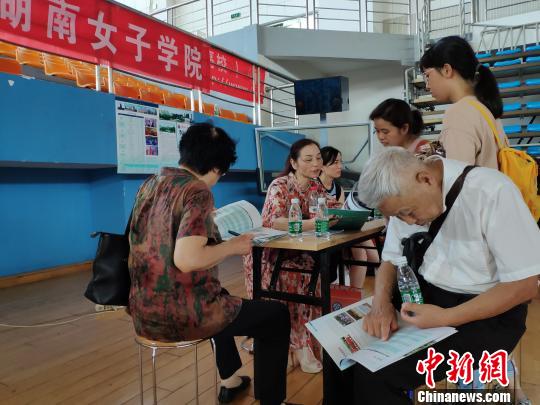 中國(guó)各地高考分?jǐn)?shù)線相繼出臺(tái)填報(bào)志愿咨詢行業(yè)生意火爆