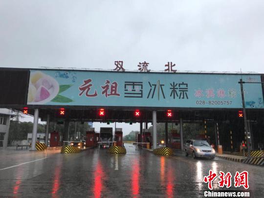 網(wǎng)傳車輛被淹的收費(fèi)站現(xiàn)狀。　鐘欣 攝