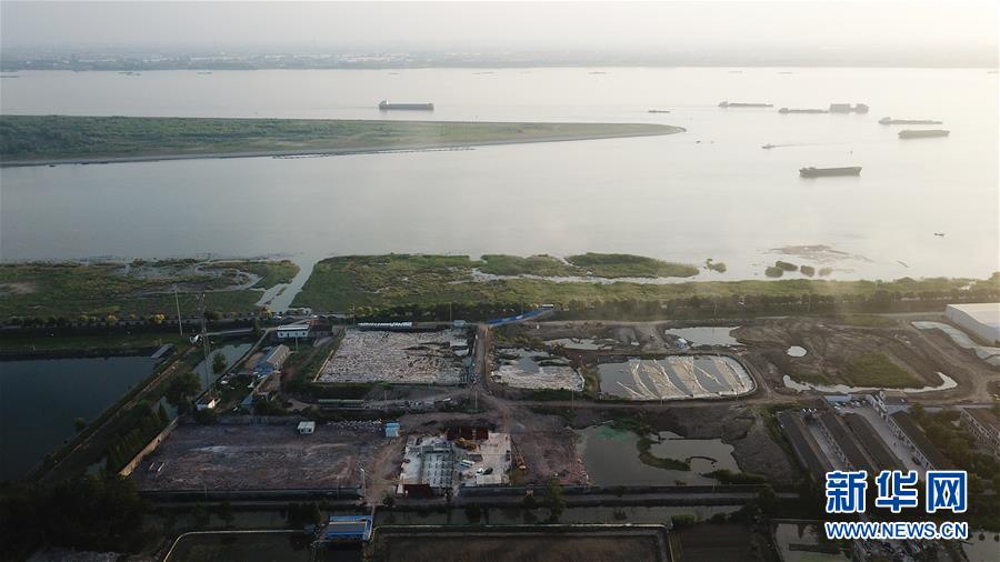 （新華視點&middot;圖文互動）（6）中央督察兩年有的絲毫未改，有的不減反增&mdash;&mdash;江蘇泰興數(shù)萬噸化工廢料和污泥堆放長江邊調查