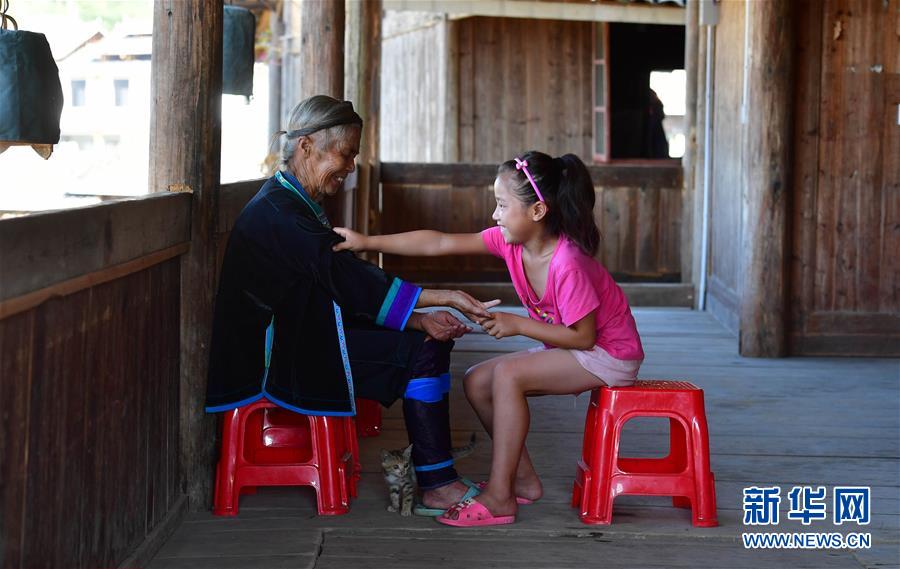 （社會）（6）苗山脫貧影像志&mdash;&mdash;把苗寨搬進景區 讓貧困戶住進城里