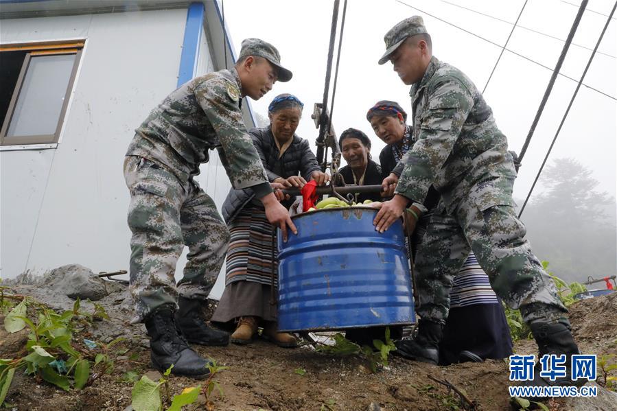 （圖文互動）（2）特寫：&ldquo;八一&rdquo;禮物，飛向云端哨所