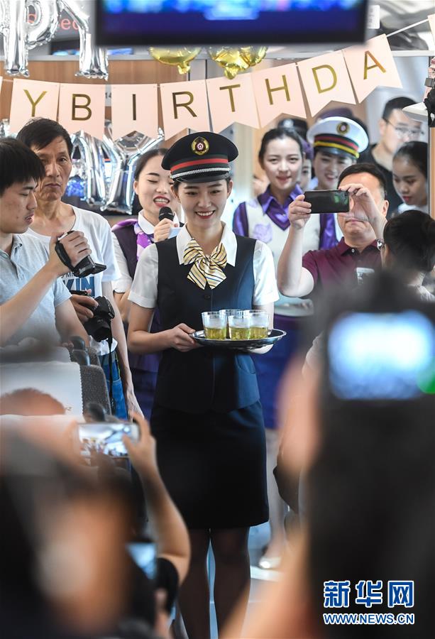 （社會）（2）杭州&ldquo;西子號&rdquo; 熱情服務旅客30載