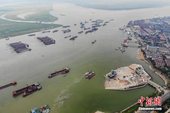 8月1日，巨型的水泥儲罐被吊離碼頭，湖南岳陽城陵磯新港區天欣碼頭的整治已基本完成。今年5月，長江岸線湖南段開展港口碼頭&ldquo;關停并轉&rdquo;專項整治行動。截至目前，該行動已集中關停42個碼頭泊位，退出岸線7302米。楊華峰 攝