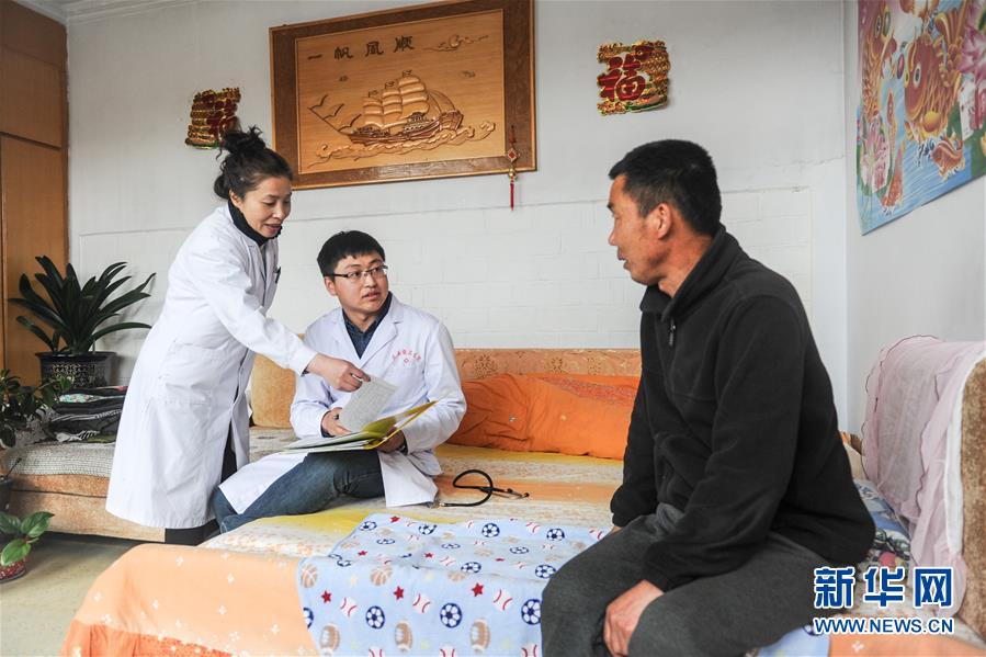 （新華全媒頭條&middot;圖文互動(dòng)）（10）以生命的名義&mdash;&mdash;獻(xiàn)給首個(gè)&ldquo;中國(guó)醫(yī)師節(jié)&rdquo; 