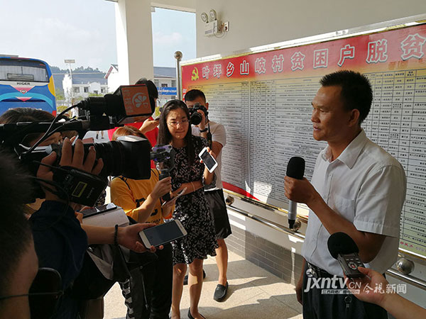 記者團(tuán)采訪駐村第一書(shū)記謝福林