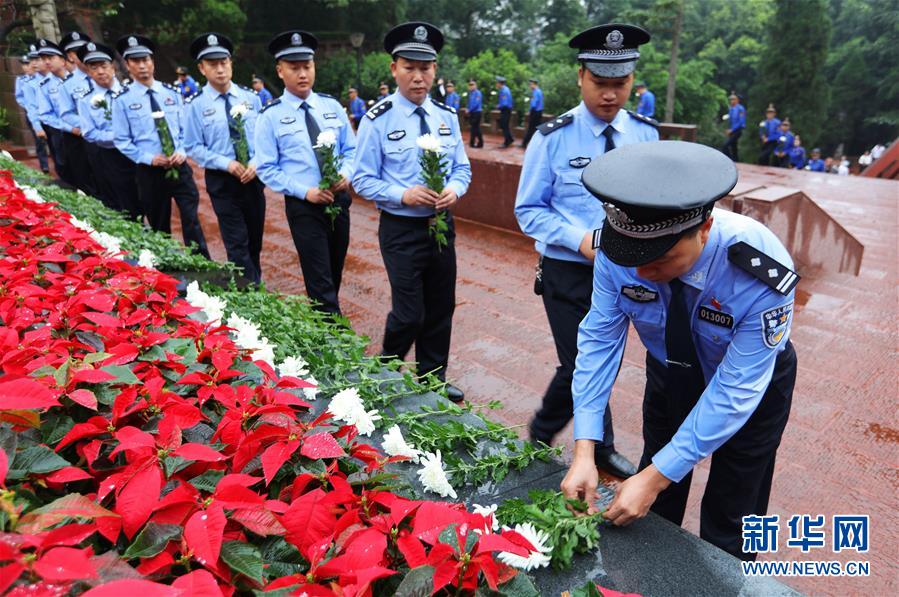 （新華全媒頭條&middot;圖文互動(dòng)）（9）致敬英烈 捍衛(wèi)榮光&mdash;&mdash;寫在英雄烈士保護(hù)法實(shí)施后首個(gè)烈士紀(jì)念日