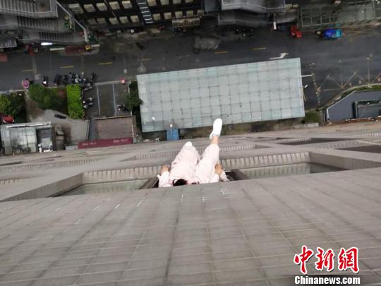 杭州消防化身&ldquo;蜘蛛俠&rdquo;十六層跳下救欲輕生女子