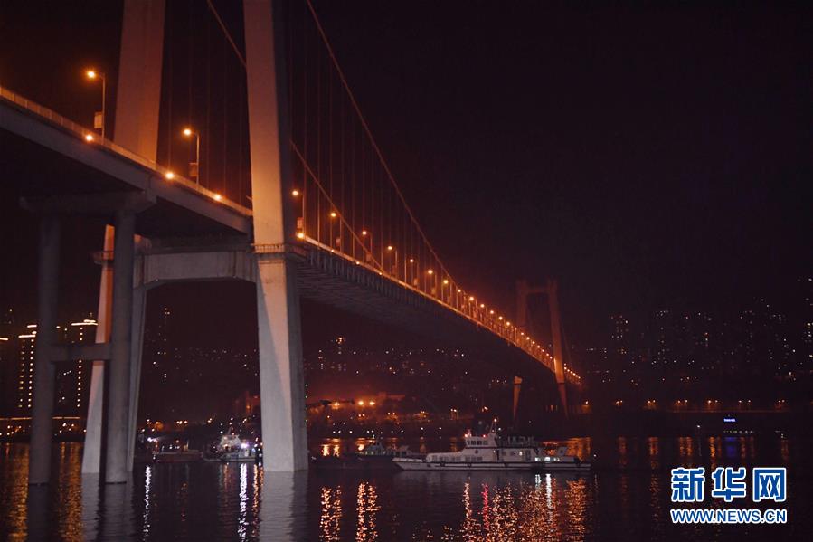 （重慶公交車墜江事故&middot;圖文互動(dòng)）（4）夜幕降臨，重慶萬(wàn)州公交客車墜江事故救援工作仍在進(jìn)行中