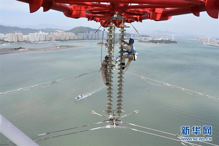 （鏡觀中國&middot;新華社國內照片一周精選）（8）電網蜘蛛俠