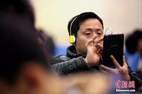 資料圖：候車室內(nèi)，玩手機的&ldquo;低頭族&rdquo;隨處可見。刷微博、聊微信、玩游戲、看電影，高科技將大多旅客變?yōu)槭謾C&ldquo;低頭族&rdquo;。<a target='_blank' ><p  align=