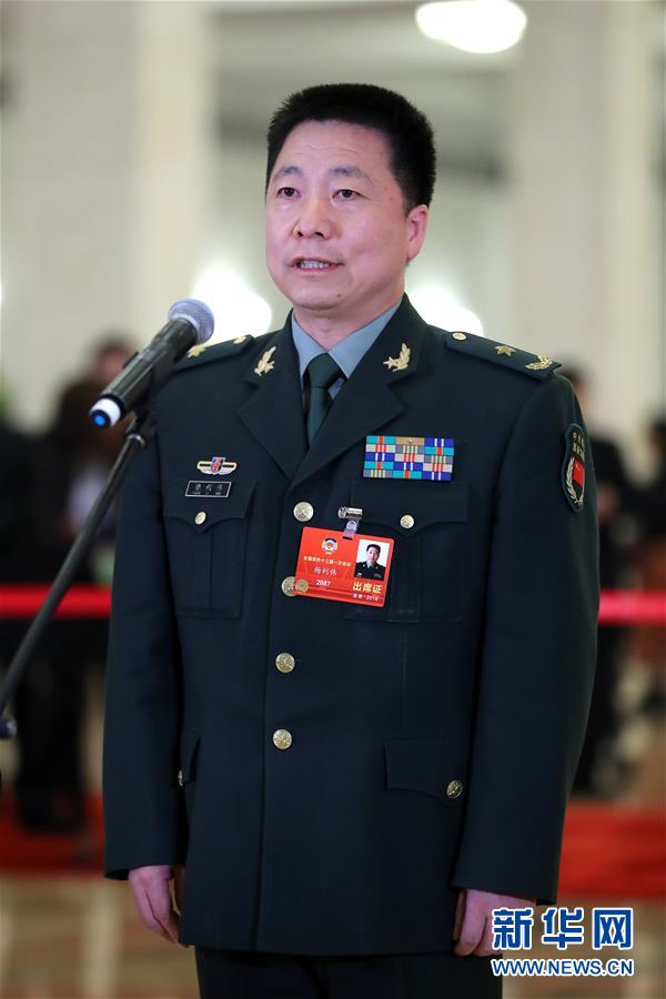 （兩會&middot;政協開幕）（1）全國政協委員接受采訪